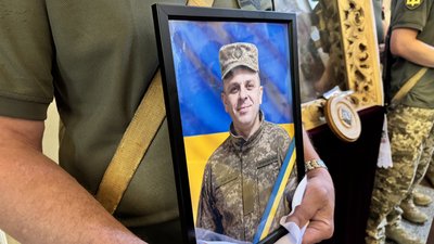 У Полтаві попрощалися із трьома захисниками України, які полягли на фронті У Полтаві попрощалися із трьома захисниками України, які полягли на фронті