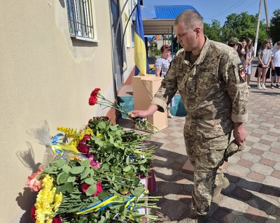 На Одещині відкрили меморіальну дошку загиблому військовому Олегу Чернію