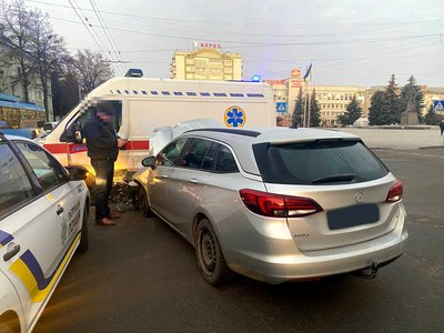 У центрі Рівного зіткнулись легковик та авто швидкої допомоги У центрі Рівного зіткнулись легковик та авто швидкої допомоги