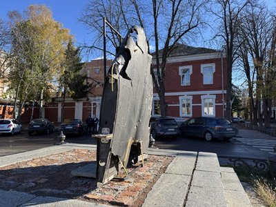 У центрі Полтави встановили уламок "шахеда" У центрі Полтави встановили уламок "шахеда"