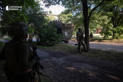 Підрозділ "Омеги" робить коротку зупинку дорогою до Добропілля, бо отримали інформацію про російські дрони, яки висять неподалік їхнього шляху Підрозділ "Омеги" робить коротку зупинку дорогою до Добропілля, бо отримали інформацію про російські дрони, яки висять неподалік їхнього шляху
