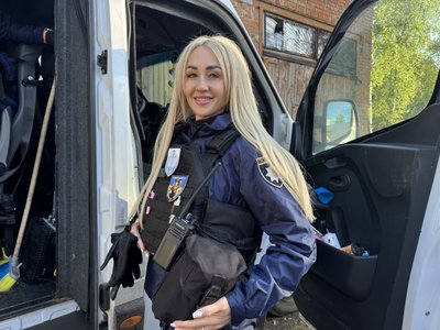 Єдина жінка-поліцейська спецпідрозділу "Білий Янгол" на Сумщині евакуює людей з-під обстрілів Єдина жінка-поліцейська спецпідрозділу "Білий Янгол" на Сумщині евакуює людей з-під обстрілів