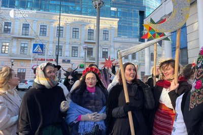 Співали та збирали гроші на ЗСУ: на вулиці Одеси вийшли колядники Співали та збирали гроші на ЗСУ: на вулиці Одеси вийшли колядники
