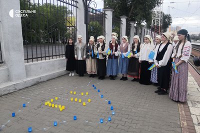 80-ті роковини депортації кримськотатарського народу: в Одесі провели перфоманс на залізничному вокзалі 80-ті роковини депортації кримськотатарського народу: в Одесі провели перфоманс на залізничному вокзалі