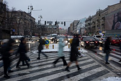 Люди на пішохідному переході на Хрещатику у Києві йдуть по хляпавці 22 листопада 2024 року Люди на пішохідному переході на Хрещатику у Києві йдуть по хляпавці 22 листопада 2024 року