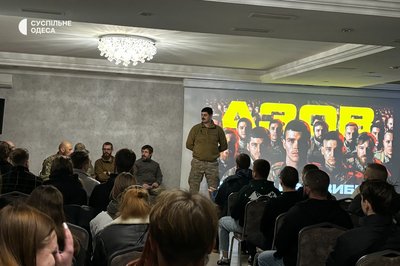В Одесі для цивільних провели зустріч із бійцями "Азову" В Одесі для цивільних провели зустріч із бійцями "Азову"