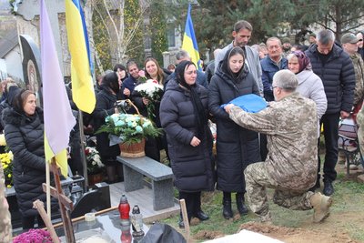 На Закарпатті попрощалися із загиблим захисником Василем Химичем На Закарпатті попрощалися із загиблим захисником Василем Химичем