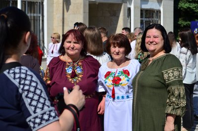 Люди під час флешмобу до Дня вишиванки у Південноукраїнську Люди під час флешмобу до Дня вишиванки у Південноукраїнську