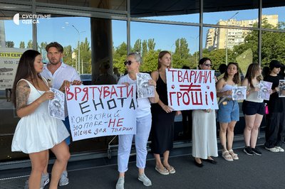 В Одесі провели акцію на захист єнота з контактного зоопарку в одному з ТРЦ В Одесі провели акцію на захист єнота з контактного зоопарку в одному з ТРЦ