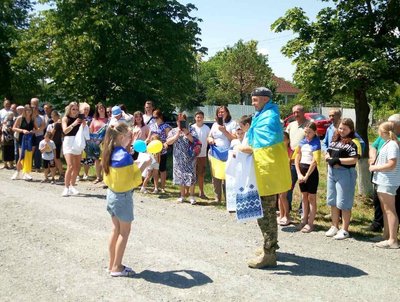 У селі Нагоряни зустріли воїна Олександра Кричковського, який повернувся з полону У селі Нагоряни зустріли воїна Олександра Кричковського, який повернувся з полону