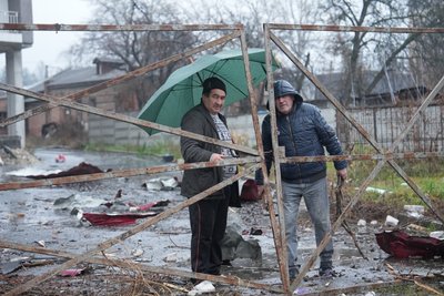 Чоловіки на місці удару безпілотниками в Харкові Чоловіки на місці удару безпілотниками в Харкові