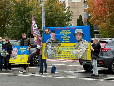 "Маємо надію, що нас почують": у Черкасах відбулася акція на підтримку зниклих безвісти та полонених "Маємо надію, що нас почують": у Черкасах відбулася акція на підтримку зниклих безвісти та полонених