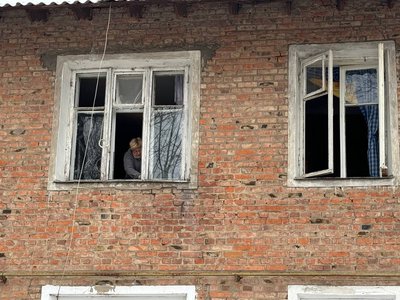 "Всі вікна повибивало". Мешканці Шостки розповіли про ракетний удар "Всі вікна повибивало". Мешканці Шостки розповіли про ракетний удар