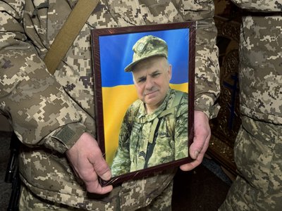 У Полтаві прощаються із двома військовослужбовцями, які загинули на Донеччині У Полтаві прощаються із двома військовослужбовцями, які загинули на Донеччині