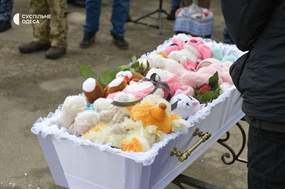 В Одесі попрощалися із загиблими внаслідок атаки РФ жінками та дитиною В Одесі попрощалися із загиблими внаслідок атаки РФ жінками та дитиною