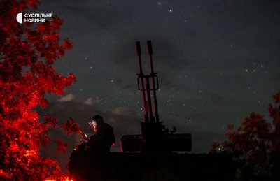 Боєць мобільної вогневої групи 126 окремої бригади тероборони під час нічного чергування на Херсонщині Боєць мобільної вогневої групи 126 окремої бригади тероборони під час нічного чергування на Херсонщині