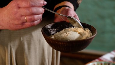 Підколочена холодна юшка з сушеними карасями — страва, яку готують раз на рік. Рецепт від господині з Острозької громади Підколочена холодна юшка з сушеними карасями — страва, яку готують раз на рік. Рецепт від господині з Острозької громади