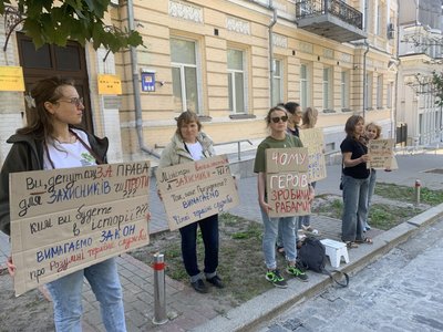 У Києві розпочали безстроковий пікет за чіткі терміни служби У Києві розпочали безстроковий пікет за чіткі терміни служби