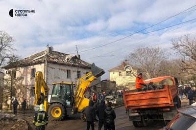 Пошкоджені будинок та автомобілі: фото наслідків російської атаки на Одесу 3 березня Пошкоджені будинок та автомобілі: фото наслідків російської атаки на Одесу 3 березня