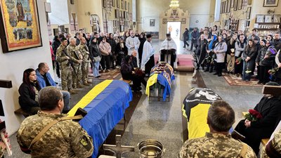 У Полтаві попрощалися із трьома воїнами, які загинули, боронячи Україну У Полтаві попрощалися із трьома воїнами, які загинули, боронячи Україну
