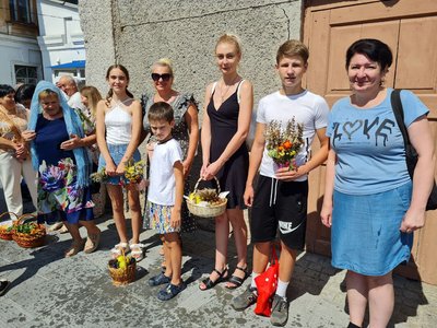 Фрукти, квіти та прянощі: у Житомирі віряни відзначають Яблучний Спас Фрукти, квіти та прянощі: у Житомирі віряни відзначають Яблучний Спас