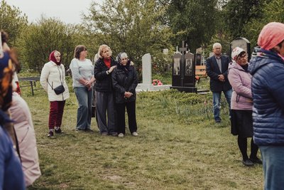 Катають яйця на могилах, кладуть цукерки й паски біля поховань та моляться: як відзначають Проводи на Сумщині Катають яйця на могилах, кладуть цукерки й паски біля поховань та моляться: як відзначають Проводи на Сумщині
