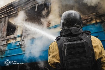 Рятувальник гасить пожежу Рятувальник гасить пожежу