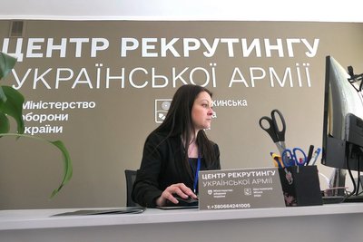 "Ми не ТЦК, ми повісток не видаємо": як працює на Сумщині рекрутинговий центр української армії "Ми не ТЦК, ми повісток не видаємо": як працює на Сумщині рекрутинговий центр української армії