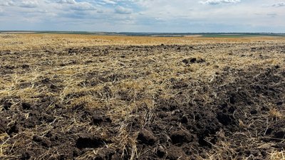 Пожежі на полях через російські дрони: як на Кіровоградщині рятують врожай під час жнив Пожежі на полях через російські дрони: як на Кіровоградщині рятують врожай під час жнив