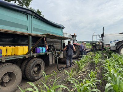 "Шахеди над головою літають, ракети ": як працюють аграрії на прикордонні Сумщини "Шахеди над головою літають, ракети ": як працюють аграрії на прикордонні Сумщини