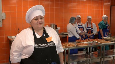 Навчають готувати вішисуаз, рибу під соусом бешамель та бланманже: як працює на Чернігівщині "Кулінарний хаб"