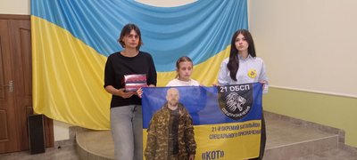 День Героїв України: на Житомирщині дітям загиблих військових вручили срібні кулони "Батьківське серце" День Героїв України: на Житомирщині дітям загиблих військових вручили срібні кулони "Батьківське серце"