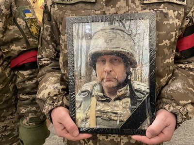 У Полтаві попрощалися із воїнами Дмитром Смірновим та Сергієм Дзизенком, які загинули на Донеччині У Полтаві попрощалися із воїнами Дмитром Смірновим та Сергієм Дзизенком, які загинули на Донеччині