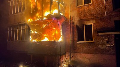 В Умані сталася пожежа у багатоповерхівці: 15 людей евакуювали 15 людей, з них — двоє дітей В Умані сталася пожежа у багатоповерхівці: 15 людей евакуювали 15 людей, з них — двоє дітей