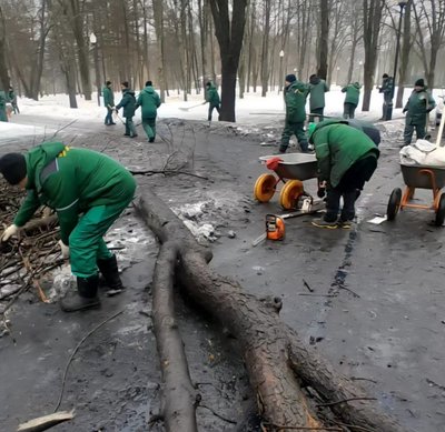 Вночі 26 лютого РФ влучила по Центральному парку у Харкові Вночі 26 лютого РФ влучила по Центральному парку у Харкові
