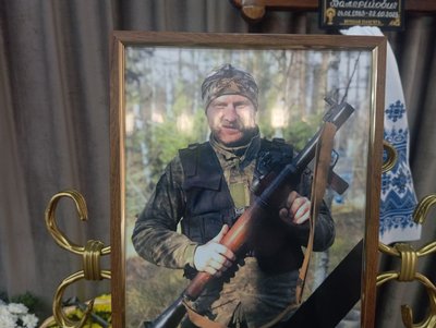 "Аби поховати, робили ДНК-тест": у Хмельницькому попрощались з військовими Романом Мірошиним та Валерієм Терменським "Аби поховати, робили ДНК-тест": у Хмельницькому попрощались з військовими Романом Мірошиним та Валерієм Терменським