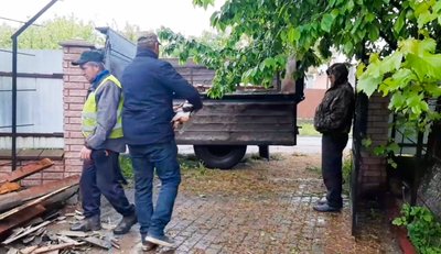 Місцеві жителі та комунальники ліквідовують наслідки російської атаки на Старокостянтинівську громаду Місцеві жителі та комунальники ліквідовують наслідки російської атаки на Старокостянтинівську громаду