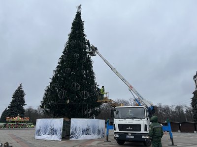 У Кременчуці комунальники почали розбирати головну ялинку міста У Кременчуці комунальники почали розбирати головну ялинку міста