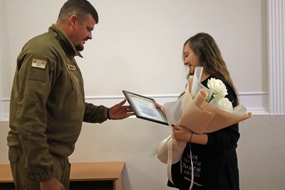 Двоє жінок затримали та передали поліції Житомирщини чоловіка, якого застали в своїй квартирі Двоє жінок затримали та передали поліції Житомирщини чоловіка, якого застали в своїй квартирі