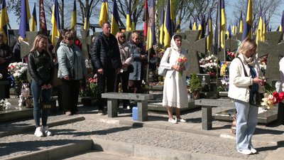 У провідну неділю на кладовищі Нове у Рівному вшанували полеглих захисників