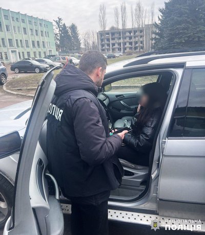 У Житомирі поліція затримала жінку, яка продавала автівки, призначені для ЗСУ У Житомирі поліція затримала жінку, яка продавала автівки, призначені для ЗСУ