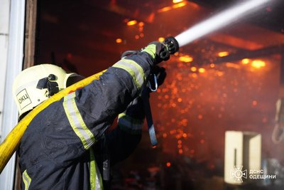 В Одесі сталася масштабна пожежа на території підприємства: горів столярний цех В Одесі сталася масштабна пожежа на території підприємства: горів столярний цех