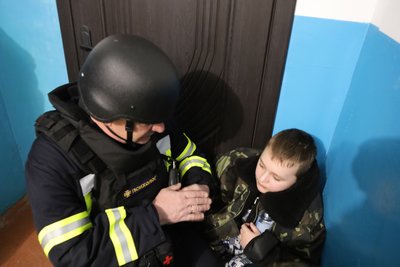 "Я впала на підлогу й поповзла в коридор". Жителі Херсона розповіли, як пережили масований удар по місту "Я впала на підлогу й поповзла в коридор". Жителі Херсона розповіли, як пережили масований удар по місту