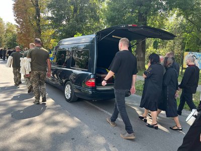 Загинув через скид дрона рятуючи пораненого побратима: у Чернівцях прощалися з полеглим на війні ексдепутатом Сірманом Загинув через скид дрона рятуючи пораненого побратима: у Чернівцях прощалися з полеглим на війні ексдепутатом Сірманом