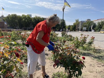 Херсон, троянди, Надія Знахаренко, волонтерка