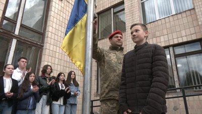 Офіцер 44 артбригади Петро Федів, підняття державного прапора