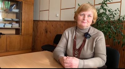 Стіни ліцею на Рівненщині розписує педагогиня у вільний від занять час Стіни ліцею на Рівненщині розписує педагогиня у вільний від занять час