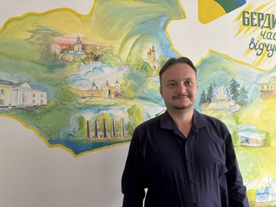 Фортечний мур Кармелітського монастиря в Бердичеві — під загрозою руйнування Фортечний мур Кармелітського монастиря в Бердичеві — під загрозою руйнування