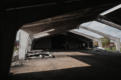 Частково зруйнований влучанням ангар сільського господарства на Харківщині Частково зруйнований влучанням ангар сільського господарства на Харківщині