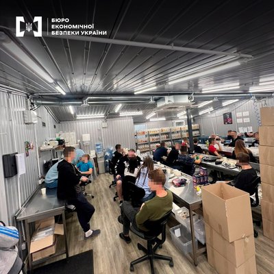 Орієнтовна вартість вилученого — 3 млн грн: у Кривому Розі викрили підпільний цех з виробництва рідин для "електронок" Орієнтовна вартість вилученого — 3 млн грн: у Кривому Розі викрили підпільний цех з виробництва рідин для "електронок"